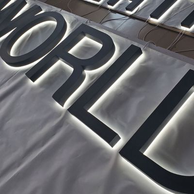 Taglio laser personalizzato 3D Metal Titanium Wall Logo Signs per installazione a parete