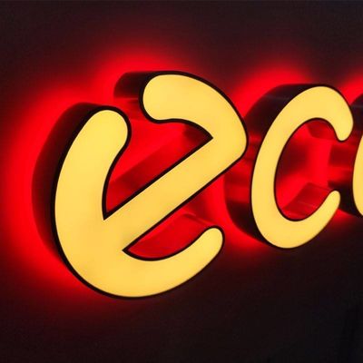 Cartellone LED acrilico a doppio lato con logo multicolore illuminato