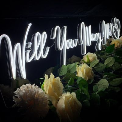 Infissi a neon personalizzati illuminano le lettere per la festa di nozze