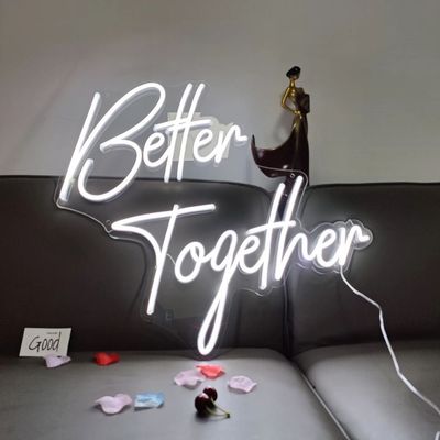 Infissi a neon personalizzati illuminano le lettere per la festa di nozze