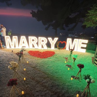 Infissi a neon personalizzati illuminano le lettere per la festa di nozze