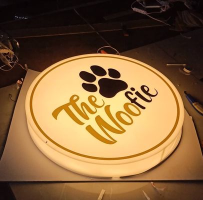 Scatola luminosa di esposizione a colori a LED metallo personalizzata con display a segno acrilico a doppio lato