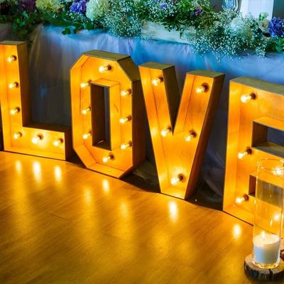 28 C Segno di Marchiata a Luce LED Tavola Marchiata Lettere di amore Numeri di matrimonio Lampadina