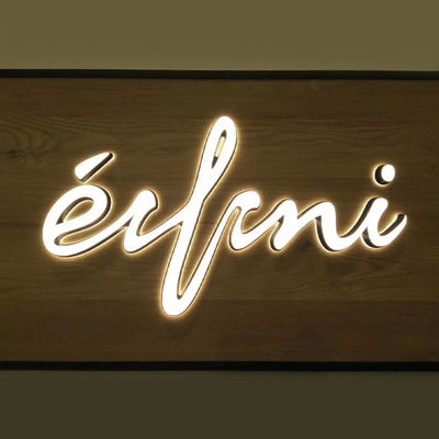 Segno luminoso 3D personalizzato all' esterno con lettere acriliche illuminate e arte a LED a 25 ° C