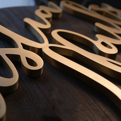 Logo di lettere metalliche anti-ruggine con 50000 ore di vita utile e disegno a colori personalizzati