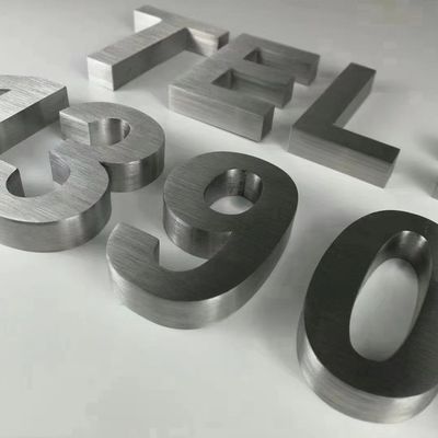 Logo di lettere metalliche anti-ruggine con 50000 ore di vita utile e disegno a colori personalizzati