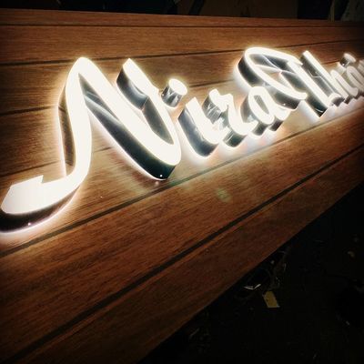 Segno di carta per muro interno in acciaio inossidabile 3d personalizzato con display ad effetto luminoso