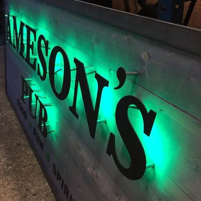 3D retroilluminato metallico spazzolato colore oro canale di business lettera segno per ospedali
