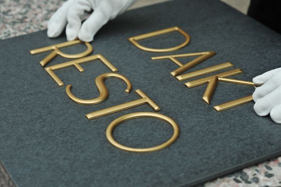 Segni di logo in metallo per esterni Targhe stampate rotonde durevoli per gallerie d'arte Targa di incisione