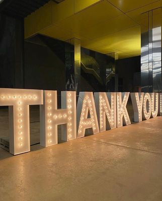 Lettere a lampadina a LED personalizzate per la decorazione del matrimonio Lettere Mr e Mrs Marquee