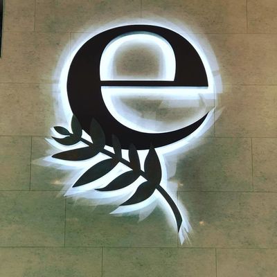 Segnali in metallo fabbricati su misura con lettera di alluminio spazzolato e retroilluminazione a LED