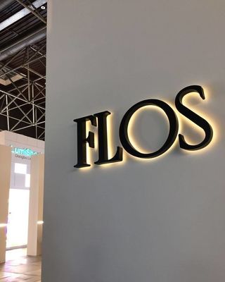 Segnali in metallo fabbricati su misura con lettera di alluminio spazzolato e retroilluminazione a LED