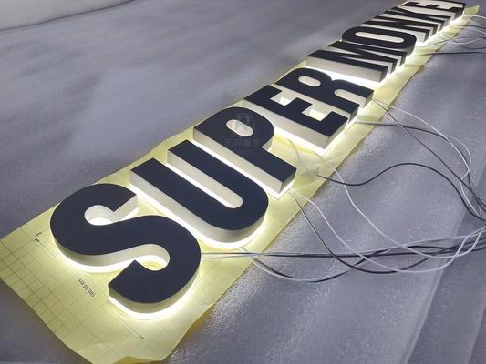 Segnali in metallo fabbricati su misura con lettera di alluminio spazzolato e retroilluminazione a LED
