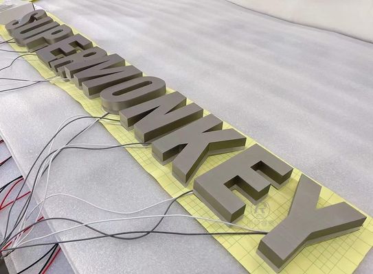 Segnali in metallo fabbricati su misura con lettera di alluminio spazzolato e retroilluminazione a LED