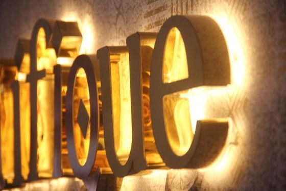 28 C Segno di logo 3D metallico spazzolato per la pubblicità personalizzata di imprese all'interno e all'esterno