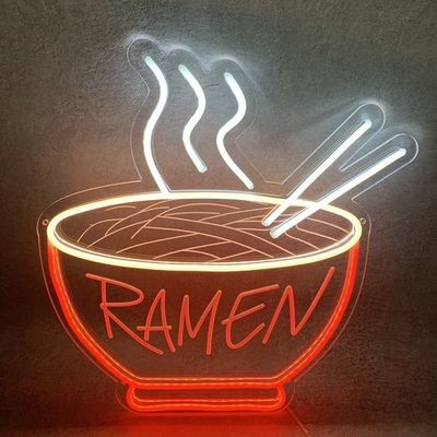 50000 ore di lavoro, luce al neon per il cartello di nozze e deliziosi noodles.