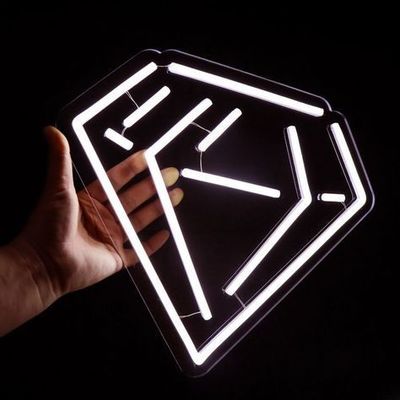 Stagno di nozze a luce di neon per diamanti bianchi