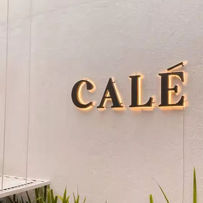 Segno LED retroilluminato in acciaio inossidabile d'oro personalizzato per ospedali e logo di accoglienza all'aperto