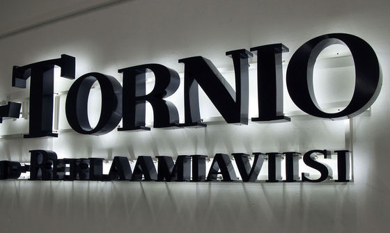 Segnale illuminato a LED per segnaletica commerciale interna