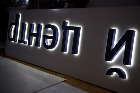 Taglio laser personalizzato 3D Metal Titanium Wall Logo Signs per installazione a parete