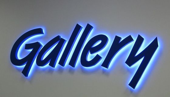 Taglio laser personalizzato 3D Metal Titanium Wall Logo Signs per installazione a parete