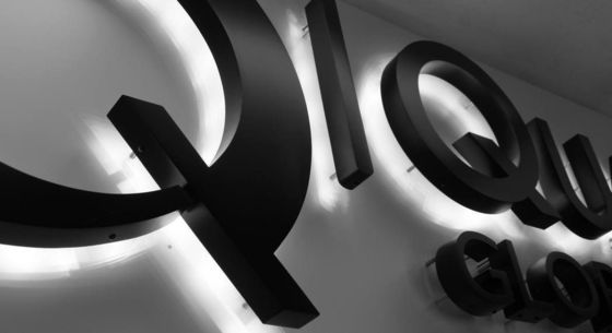 Taglio laser personalizzato 3D Metal Titanium Wall Logo Signs per installazione a parete
